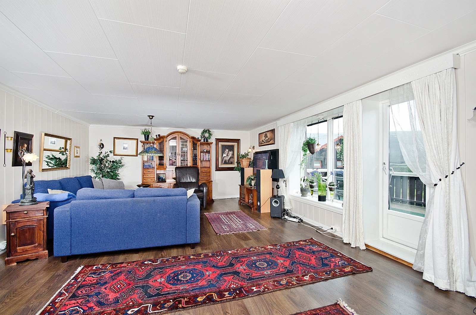 Stuen er malt i lyse farger. Galleribilde