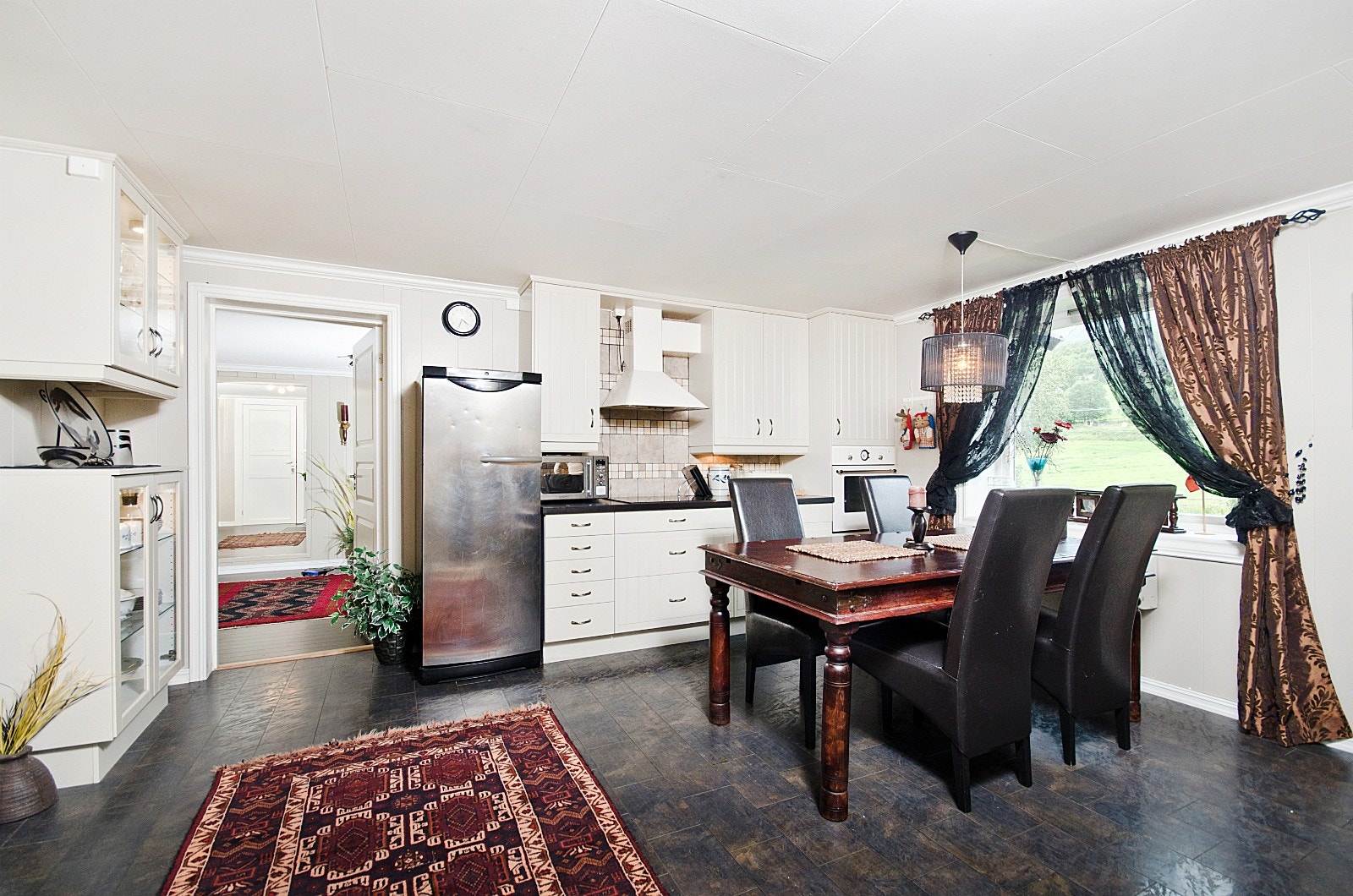 Kjøkken med hvit kjøkkeninnredning. Galleribilde