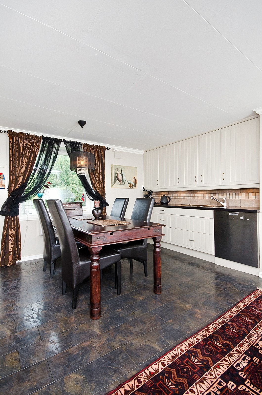 God plass for spisebord på kjøkken. Galleribilde