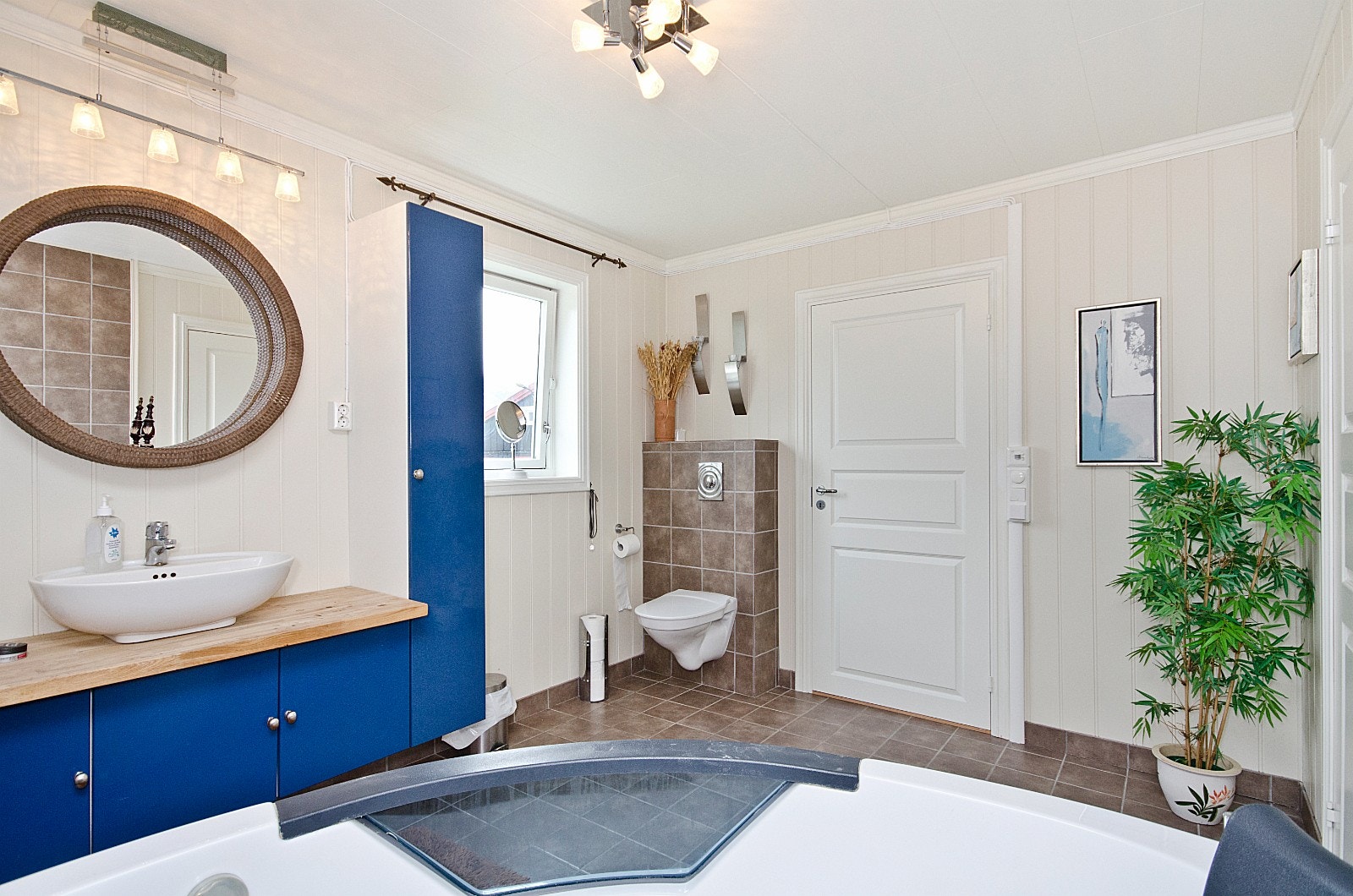 Badet har vegghengt wc. Galleribilde