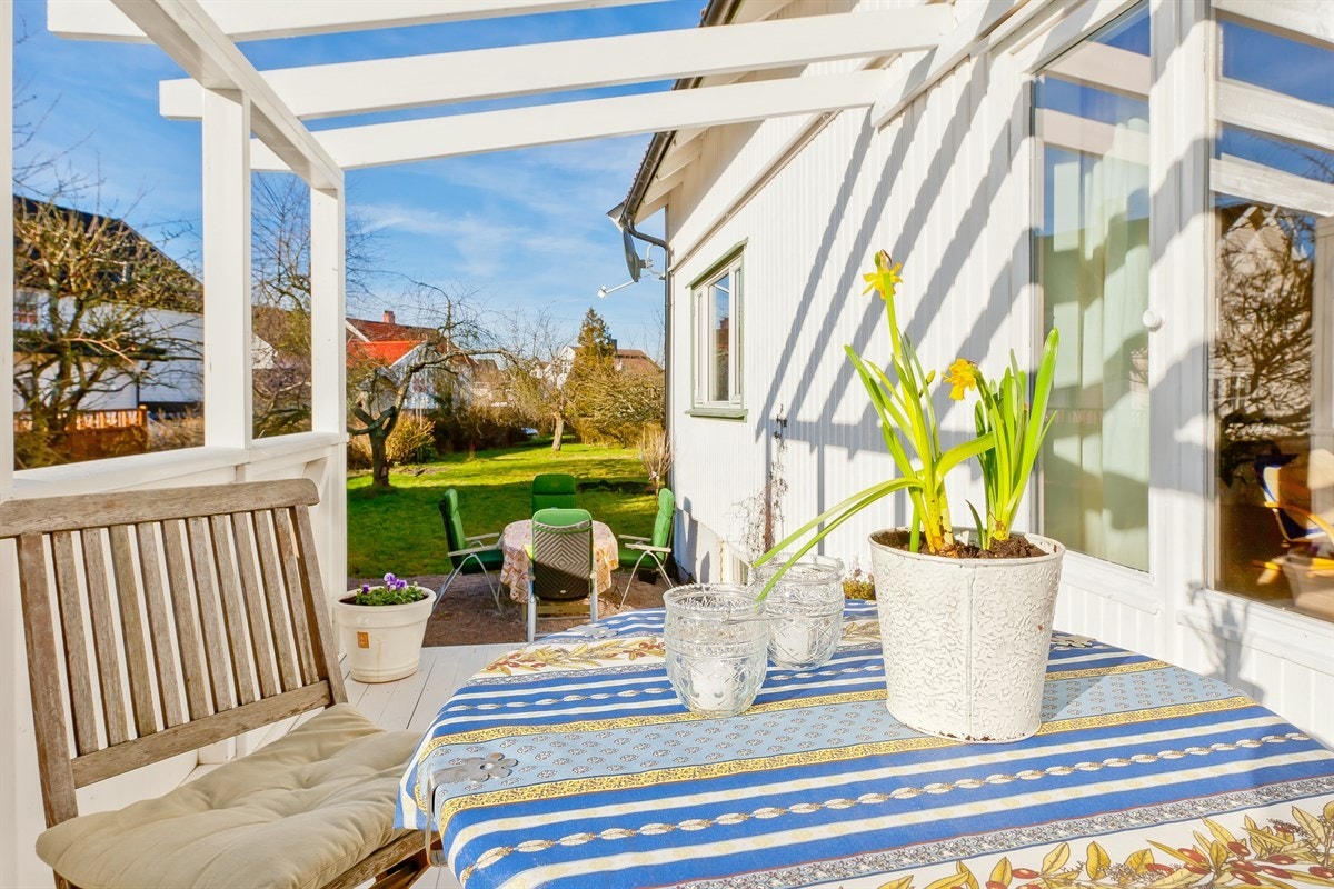 Nyt varme sommerdager på en trivelig oppbygget terrasse<br>med utgang fra stuen Galleribilde