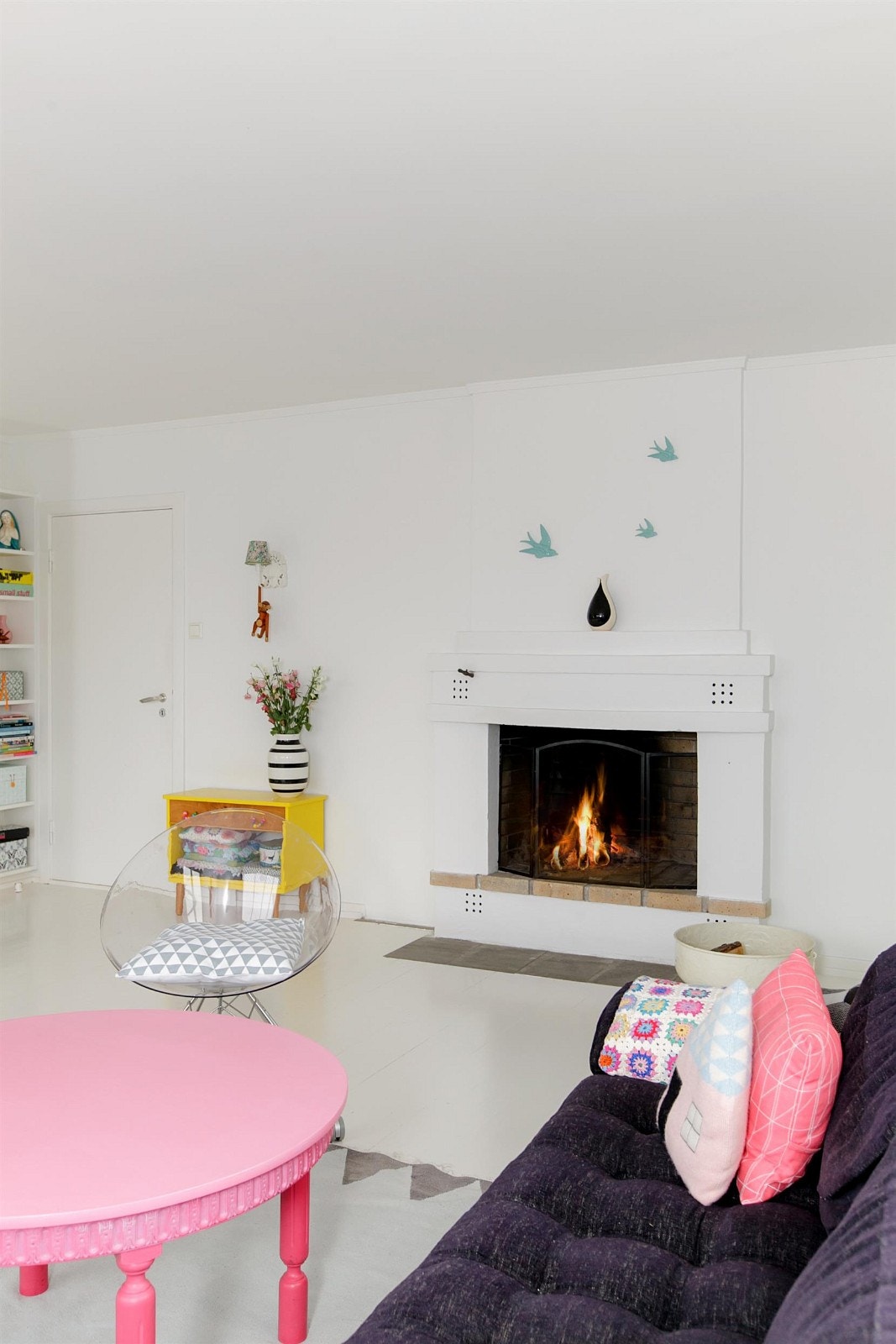 Det er åpen peis i stue og kjellerstue. Det er varmepumpe i sokkeletasjen. Galleribilde