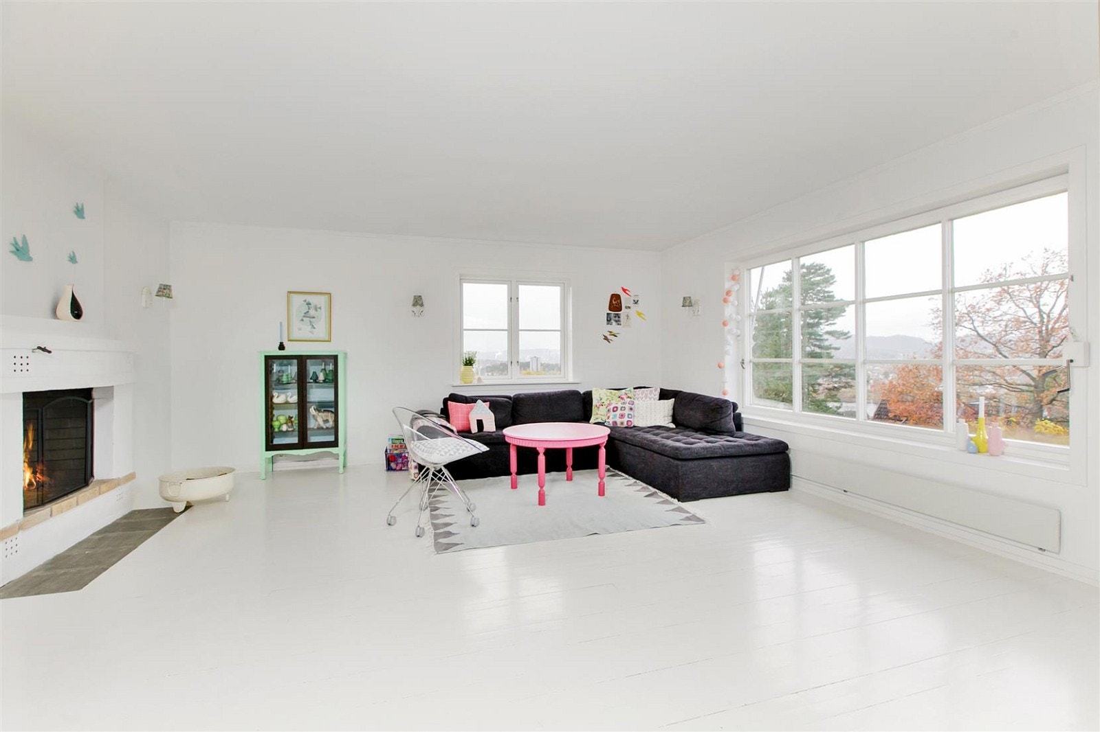 Pent oppusset stue med flott utsikt fra store vindusflater. Galleribilde