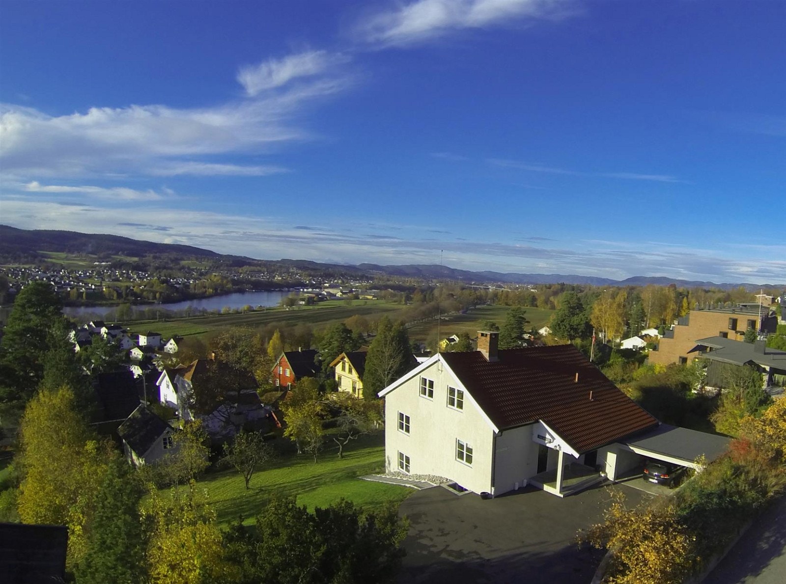 Fantastisk beliggenhet i attraktivt område på Breidablikk. Meget solrikt og flott utsikt. Galleribilde