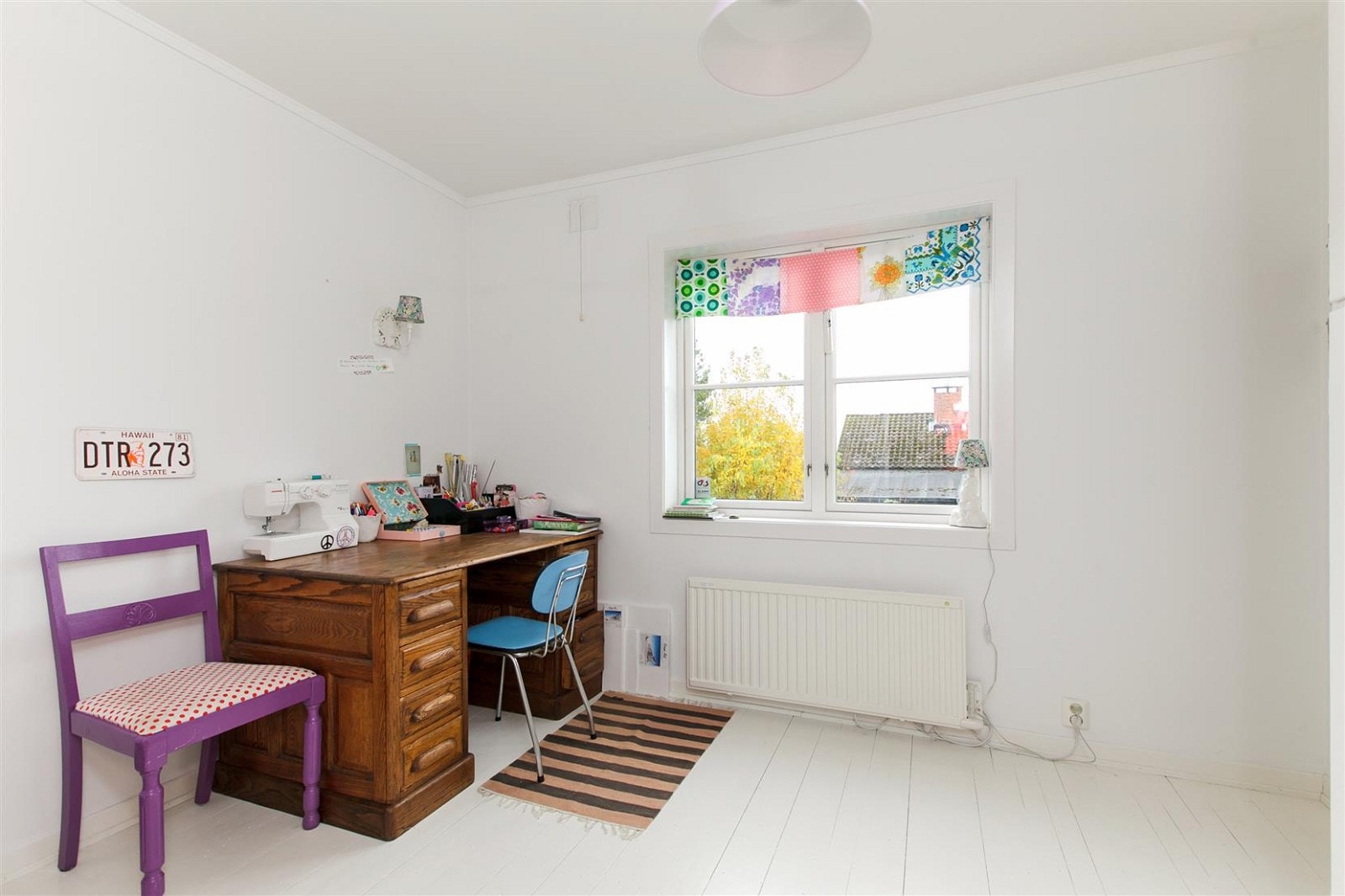 Det er integrerte garderobeskap på alle soverommene. Utgang til balkong fra hovedsoverom.
Det er generelt meget godt med skapplass og lagringsplass i boligen. Galleribilde