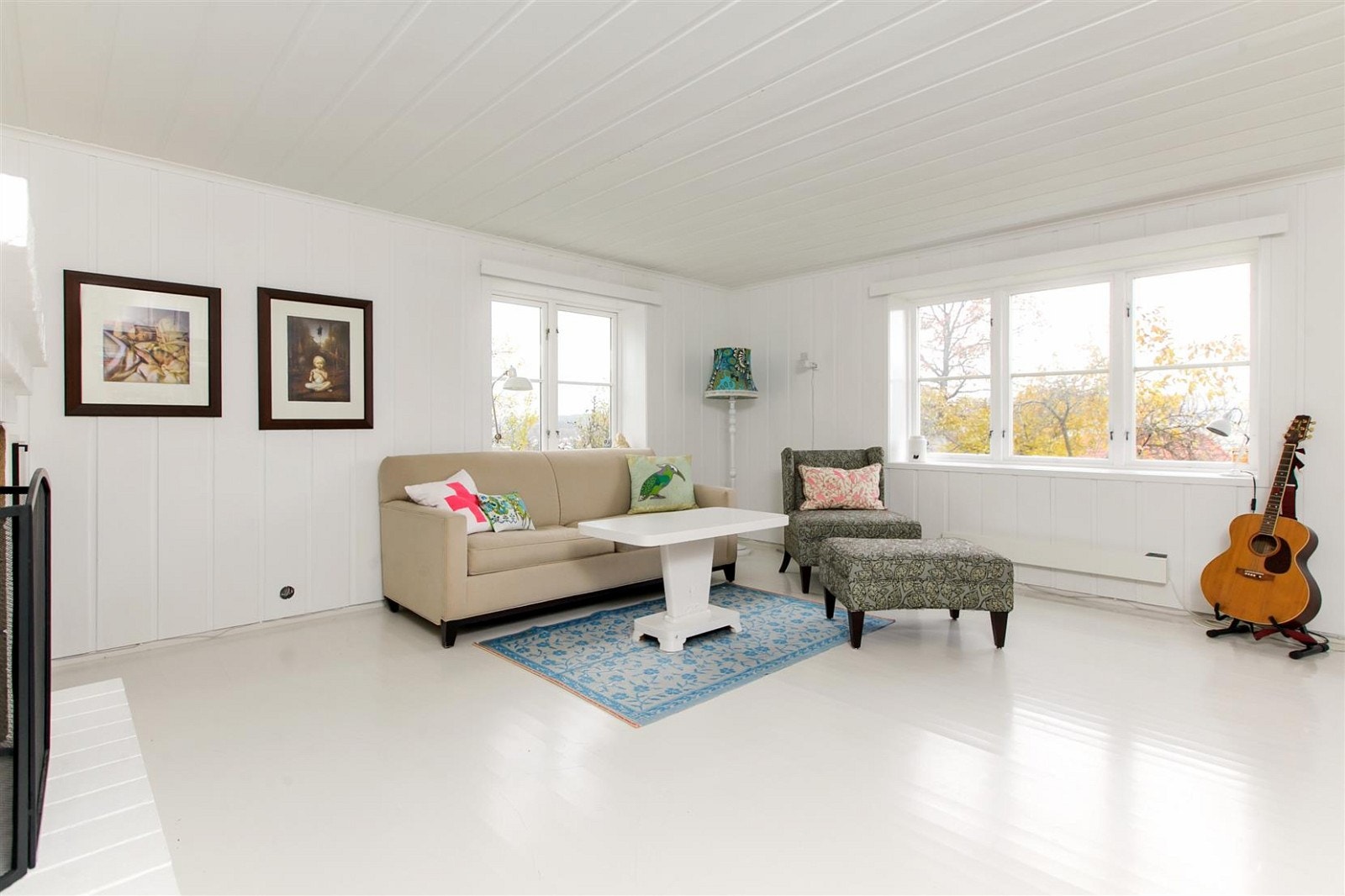 Kjellerstue/soverom med åpen peis. Galleribilde