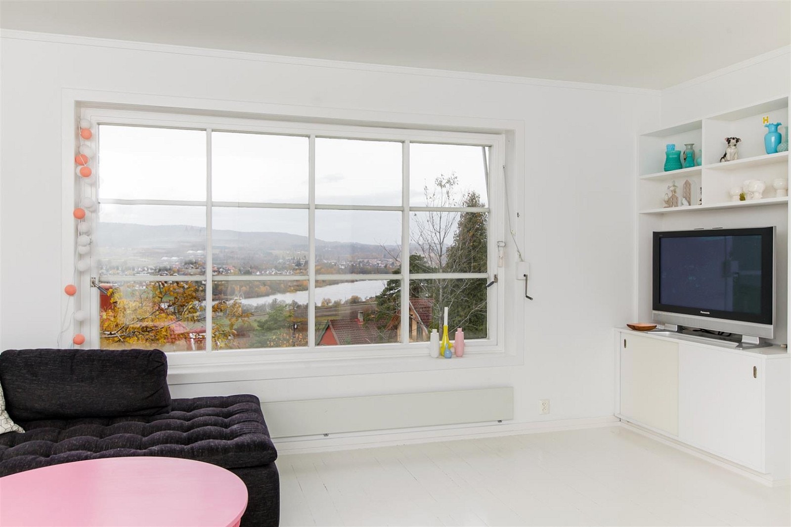 Nydelig utsikt fra de fleste boligrom. Galleribilde