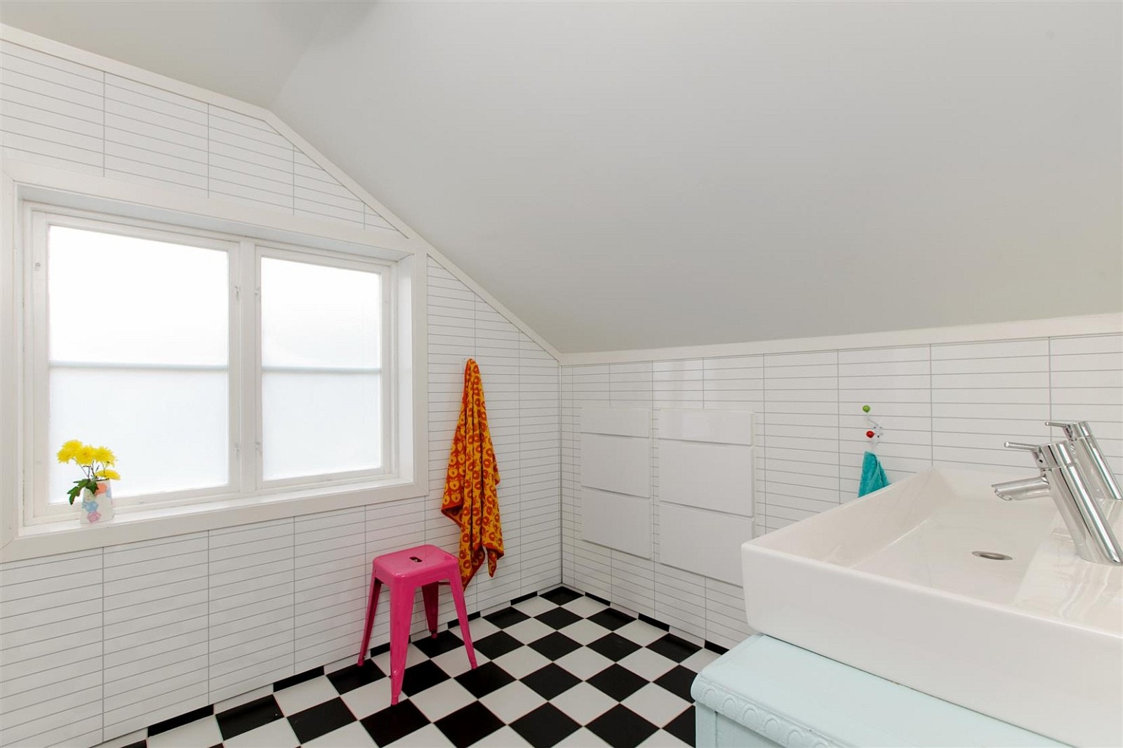 Flott bad i andre etasje fra 2011. Smart løsning med integrerte skuffer i vegg. Galleribilde