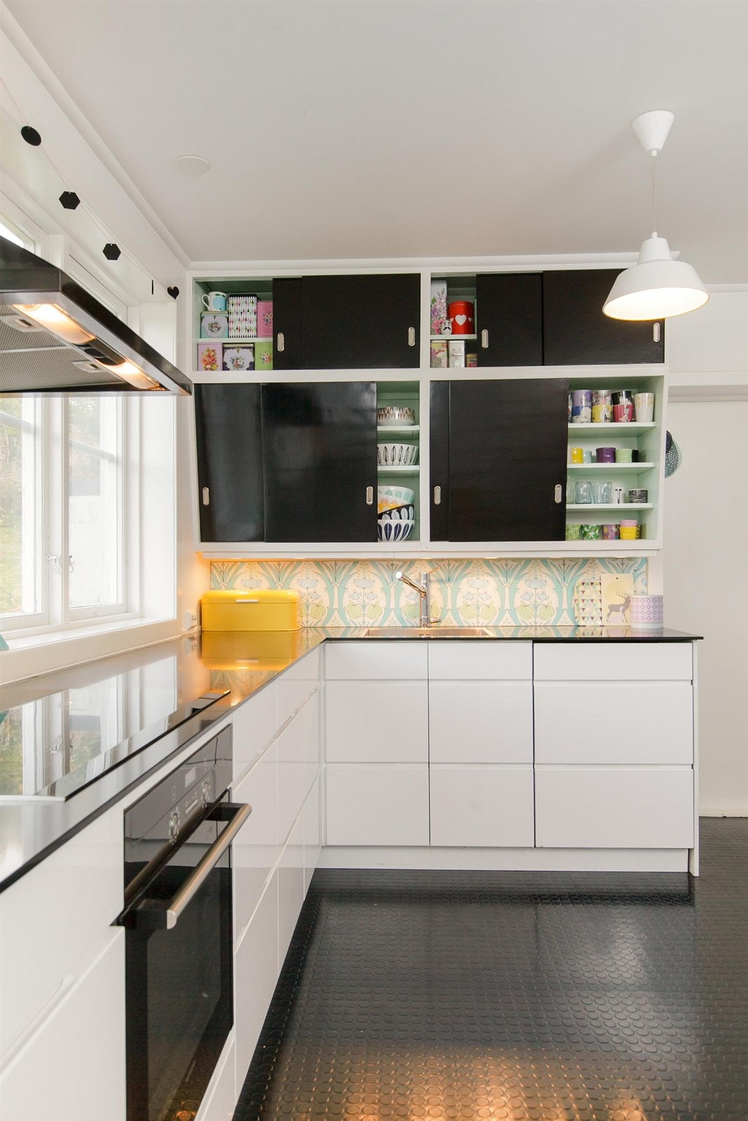 Pent Kvik kjøkken fra 2011 med originale retro overskap. Galleribilde