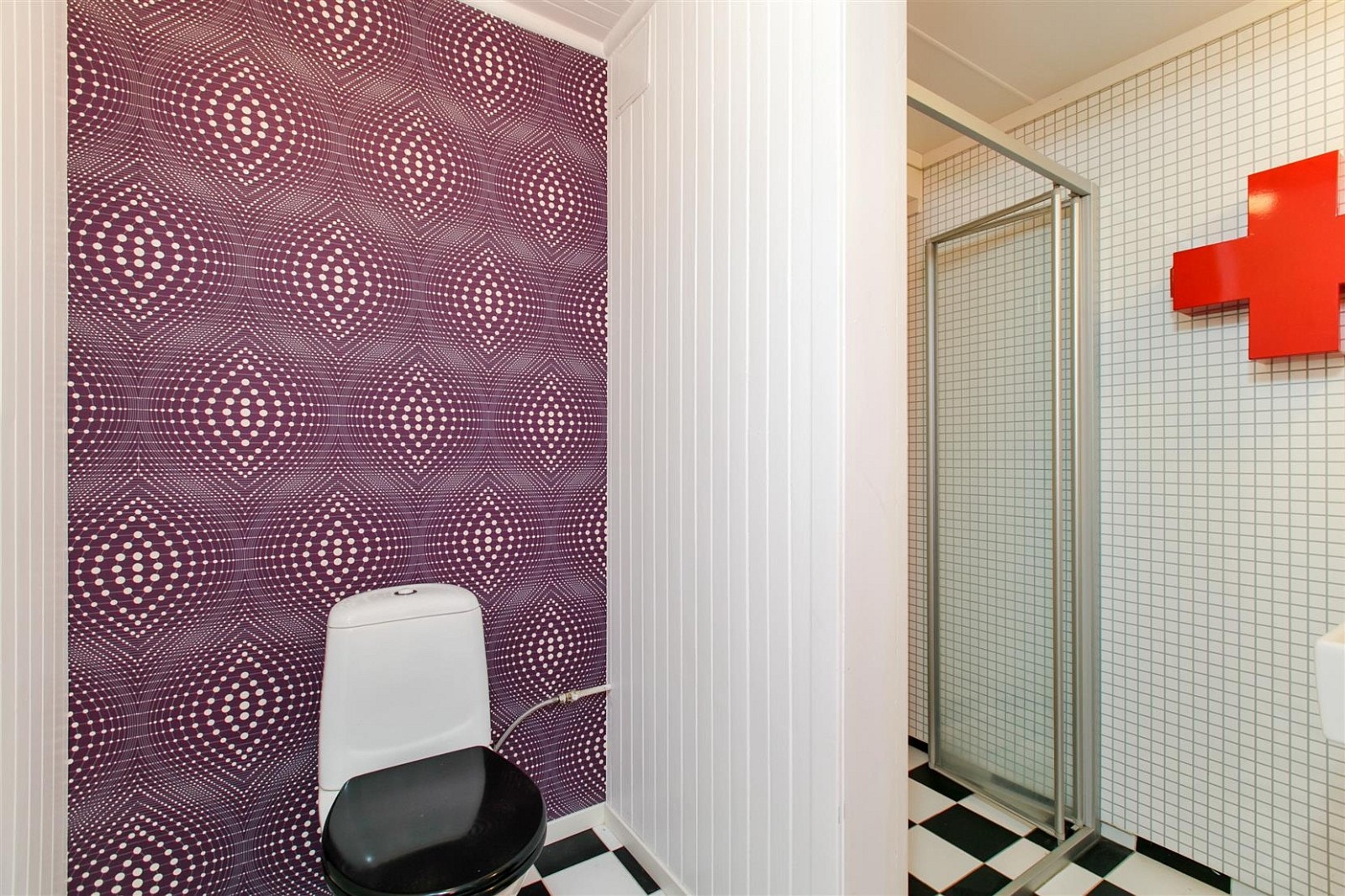 Det er bad fra 2011 i både sokkeletasje og i andre etasje. Begge har flis på gulv med varmekabler og Fibo-Tresbo baderomspanel på veggene. Galleribilde