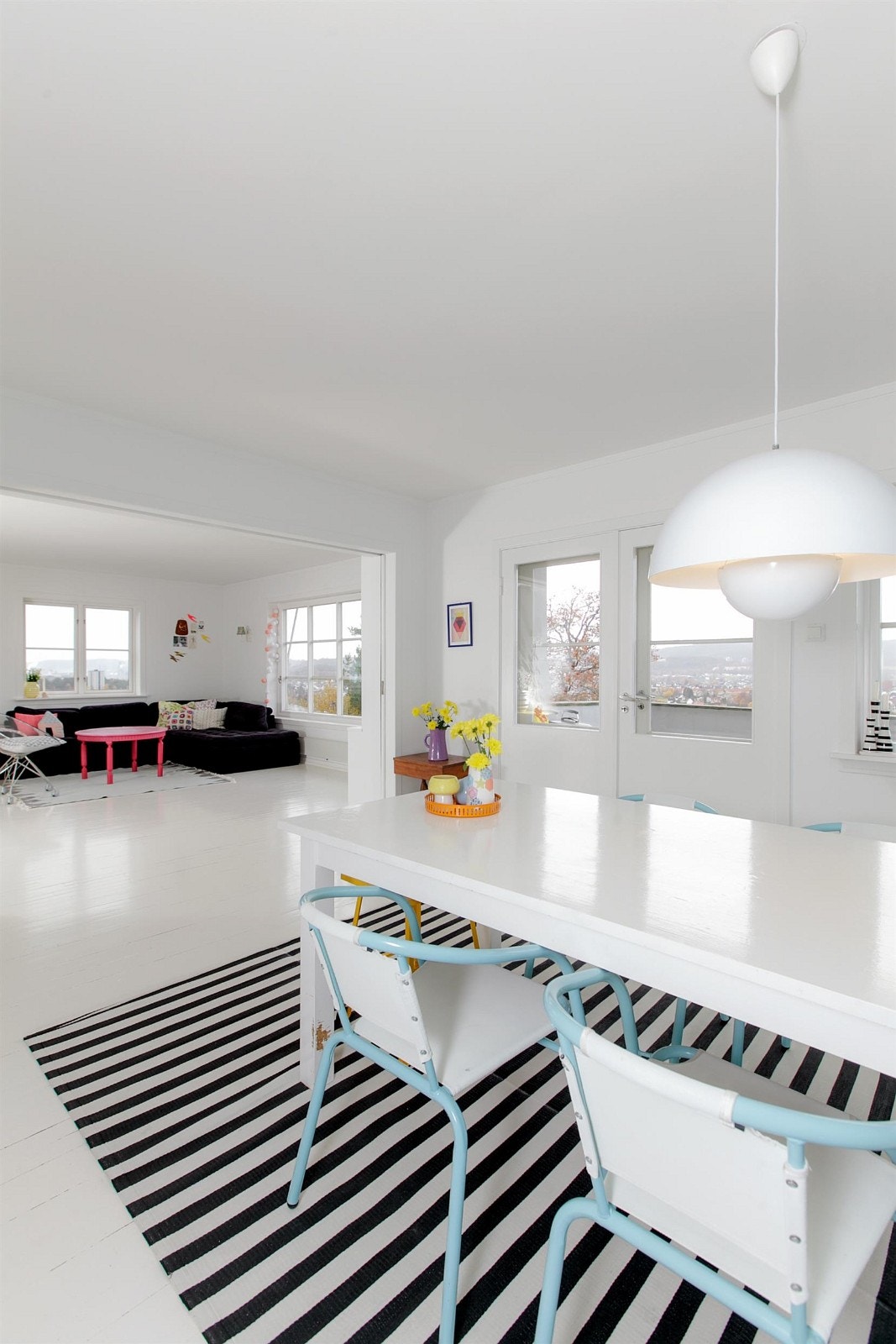 Meget romslig stue med god plass til både spisestue og flere sittegrupper. Galleribilde