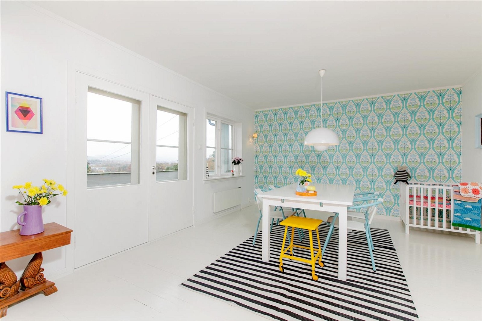 Spisestue i direkte tilknytning til kjøkkenet. Her er det også utgang til vestvendt og solrik terrasse. Galleribilde