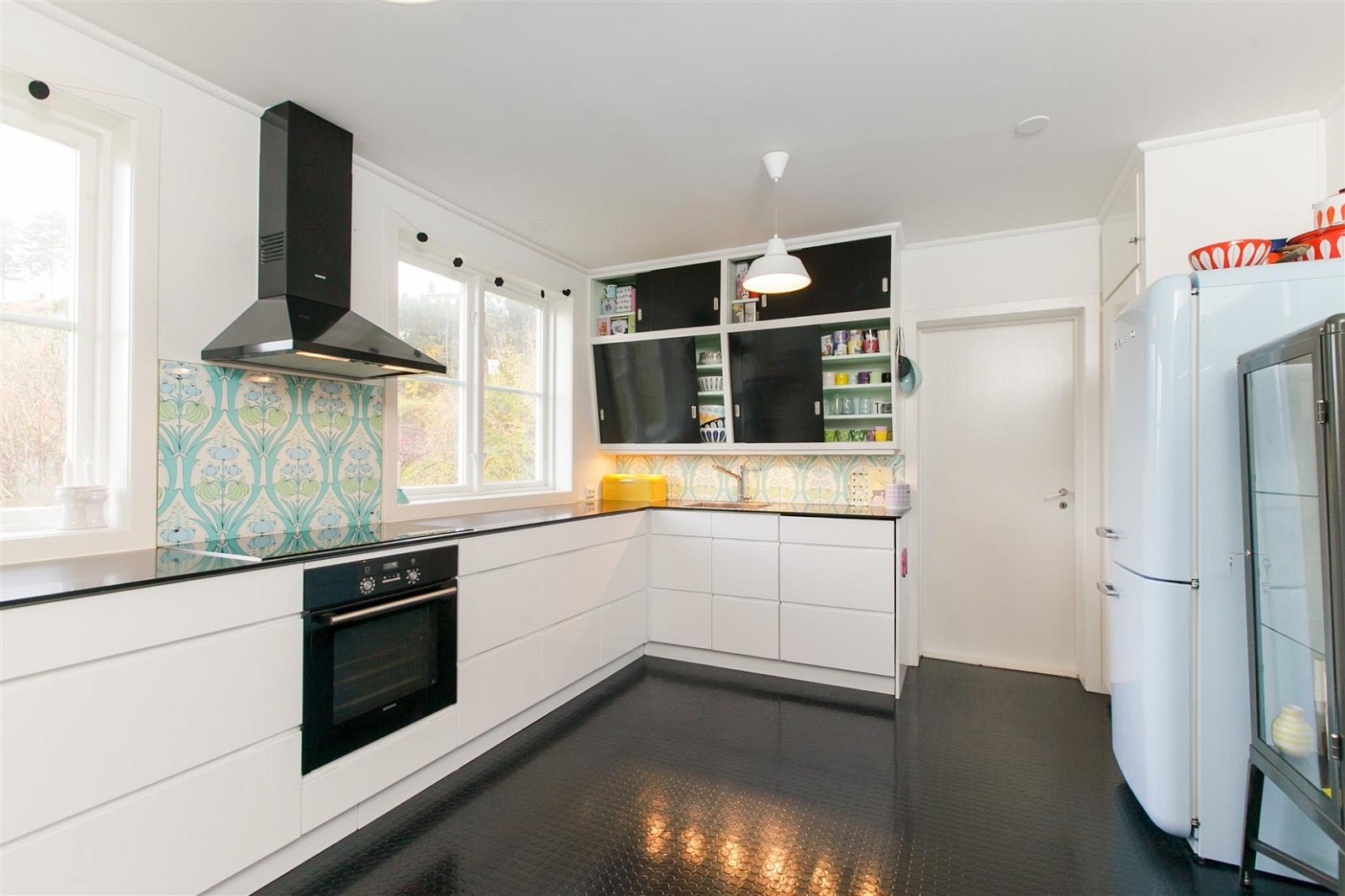 Lyst og pen Kvik innredning fra 2011 med integrert oppvaskmaskin, stekeovn og ekstra bred induksjon platetopp. Kompositt benkeplate. Galleribilde