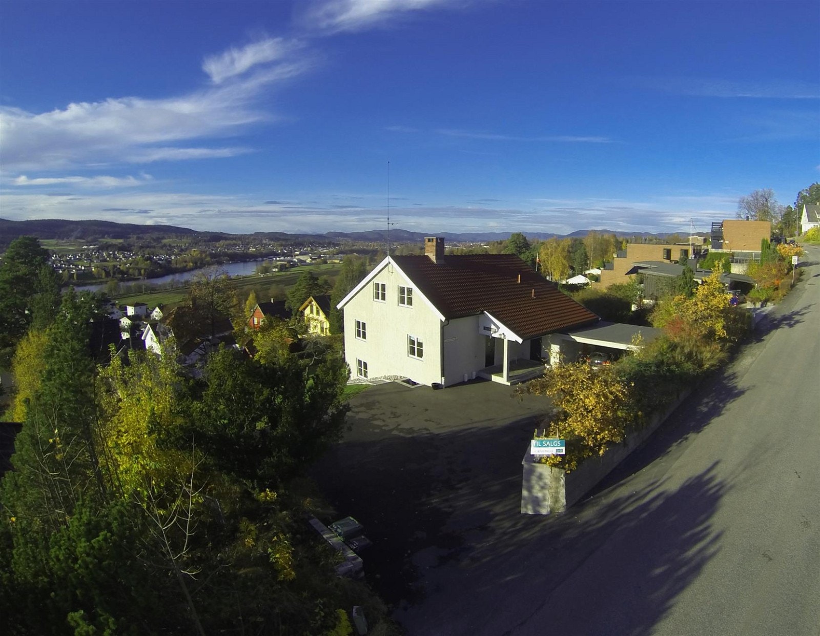 Parkering i dobbel carport/garasje og på asfaltert gårdsplass. Galleribilde