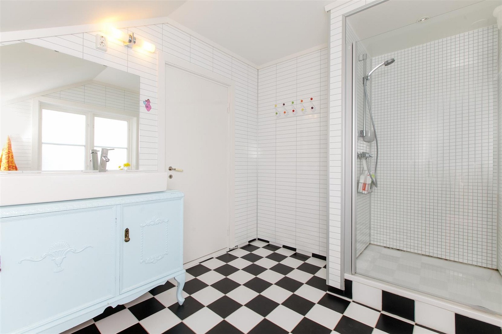 På badet i andre etasje er det dusjkar med glassdør, servant med innredning og integrerte skuffer i vegg. Galleribilde