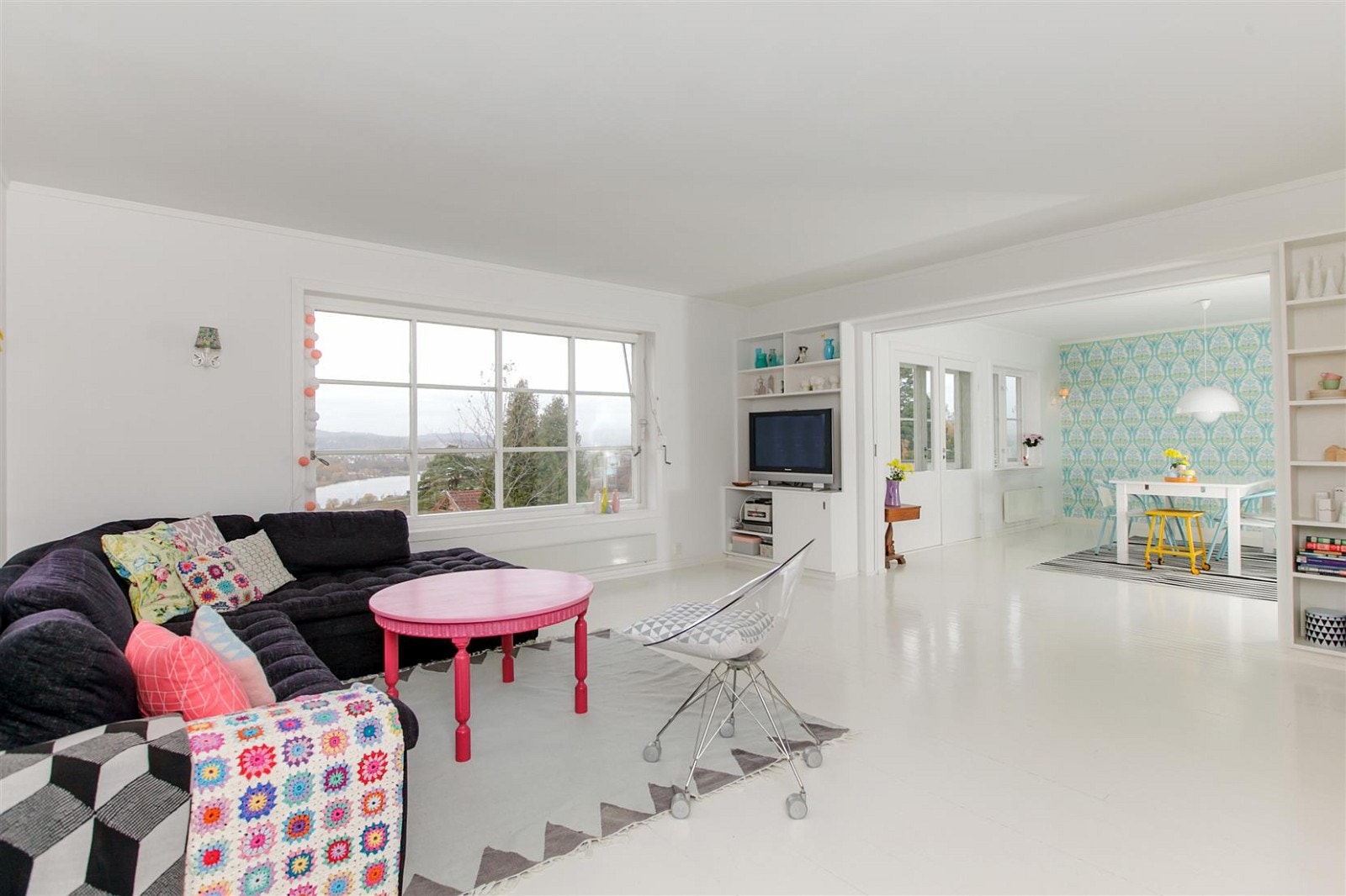 I stuen er det malte tregulv, malte glatte vegger og tapet på veggene samt malte glatte flater i himling. Galleribilde