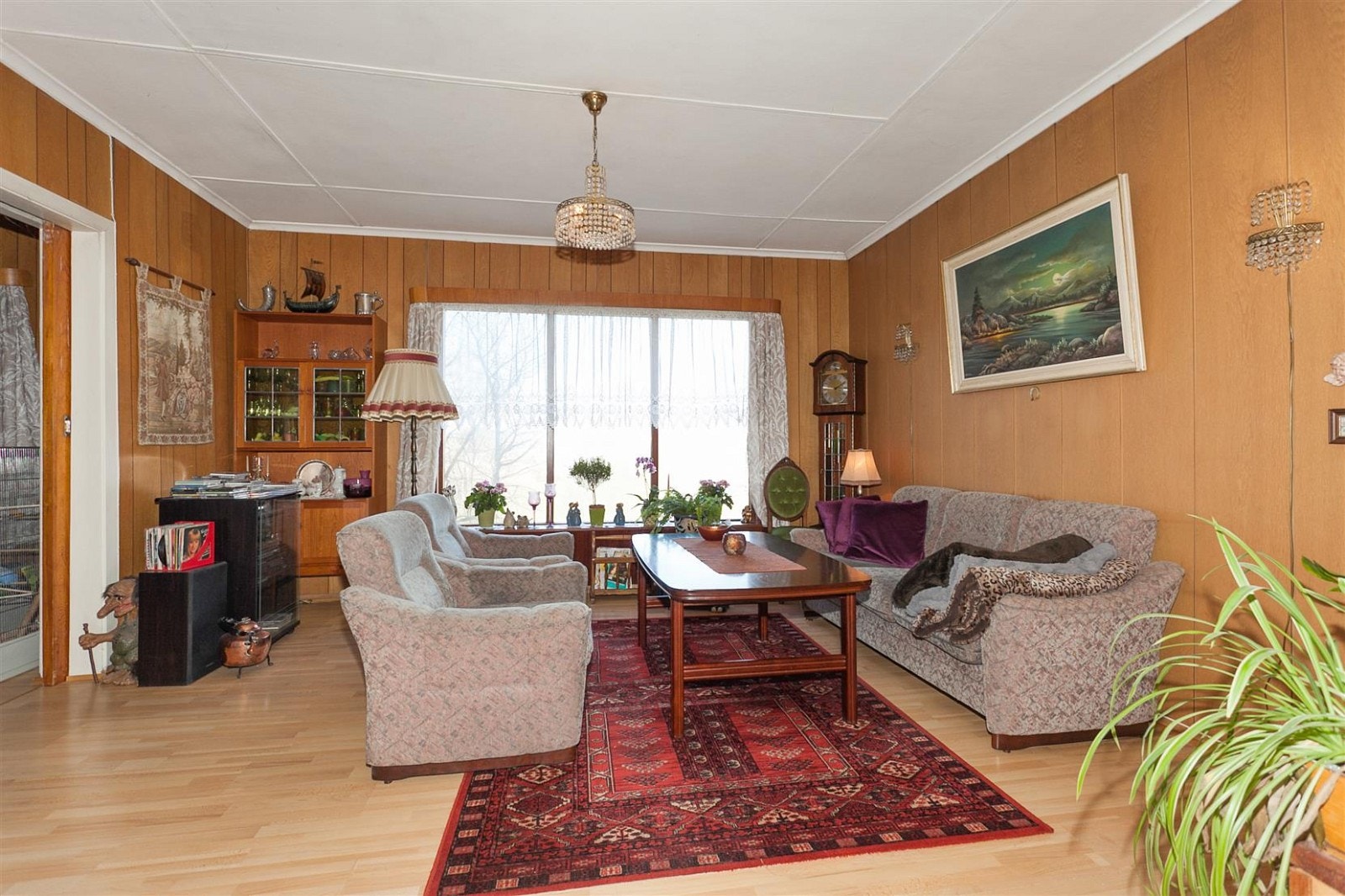 Stue med store vindusflater som gir mye lys. Galleribilde