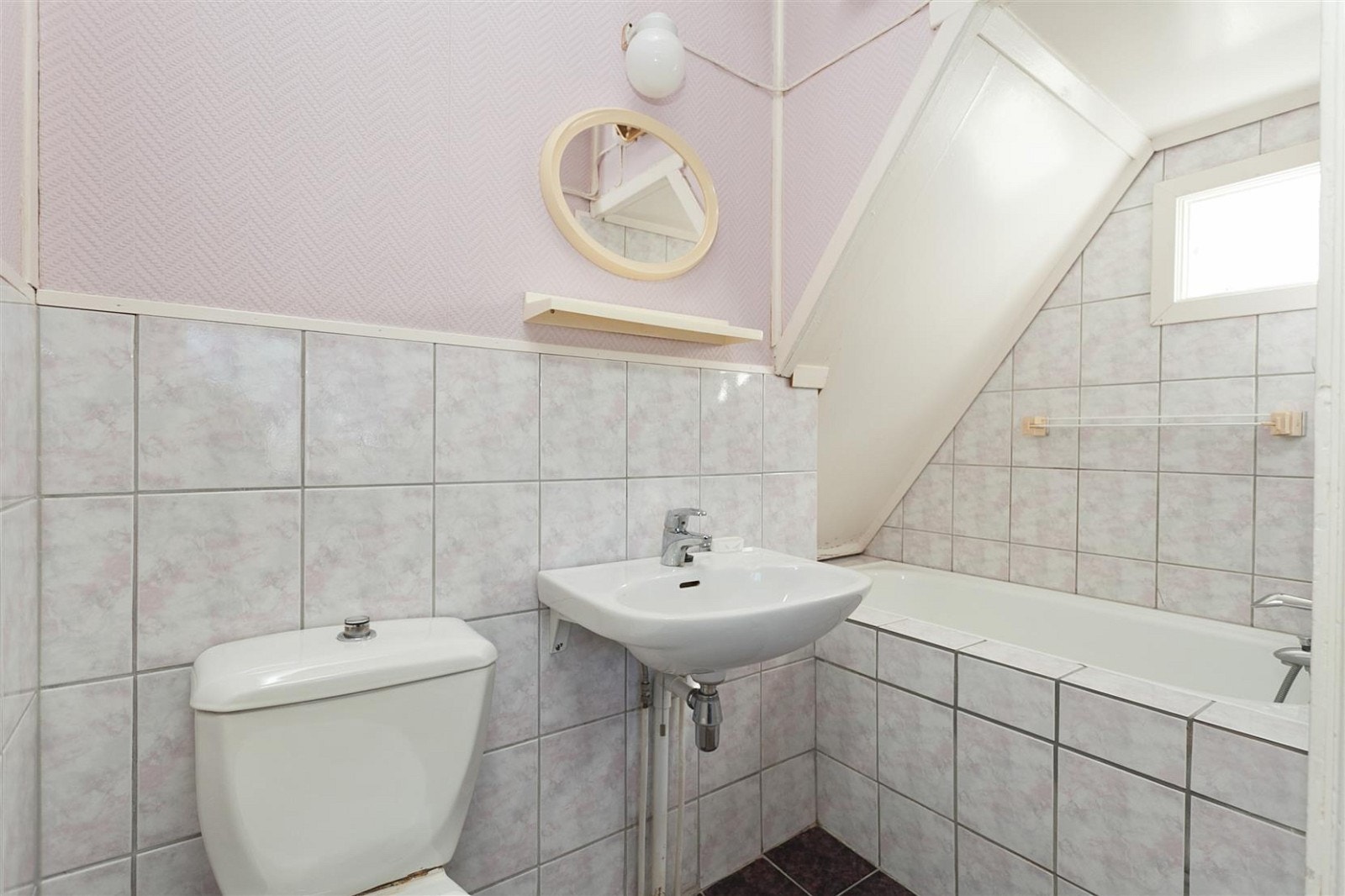 Flislagt bad innredet med badekar, wc og servant. Galleribilde