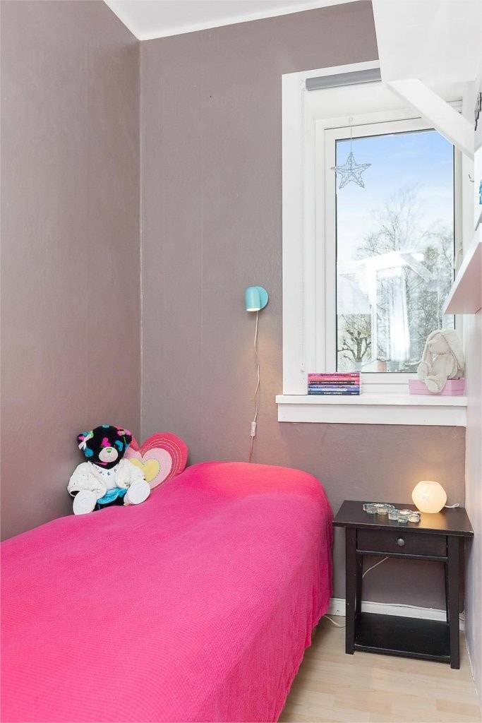 Det andre lille rommet med vindu. (En del av hovedsoverommet) Galleribilde