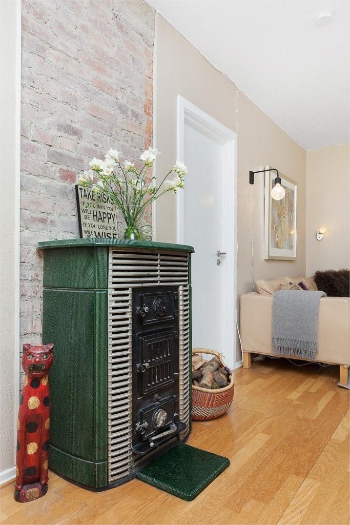 Vedkaminen i stue gir godt med varme i boligen Galleribilde