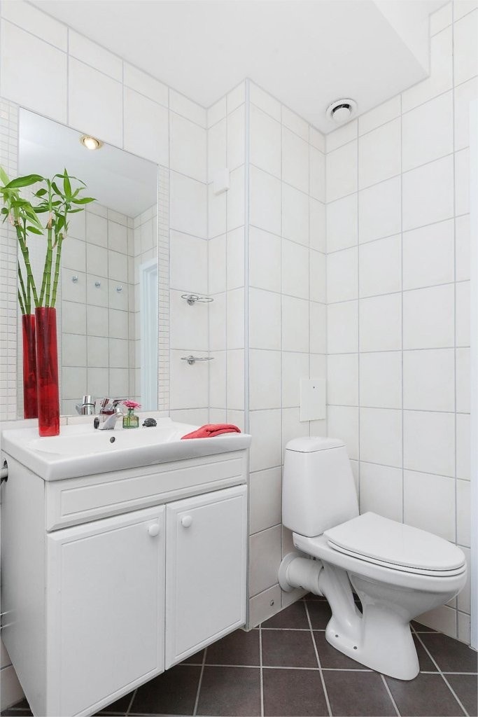 Badet er flislagt med gulvvarme og har opplegg til vaskemaskin Galleribilde