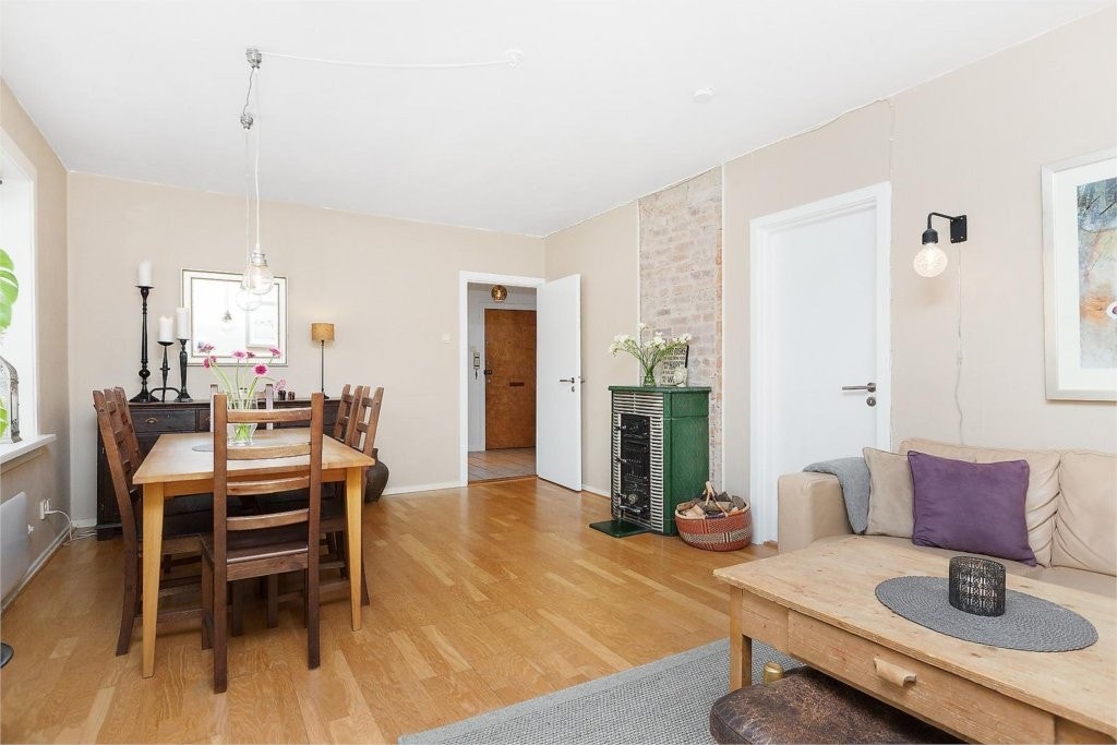 I stuen er det god plass til både salong og spisebord Galleribilde