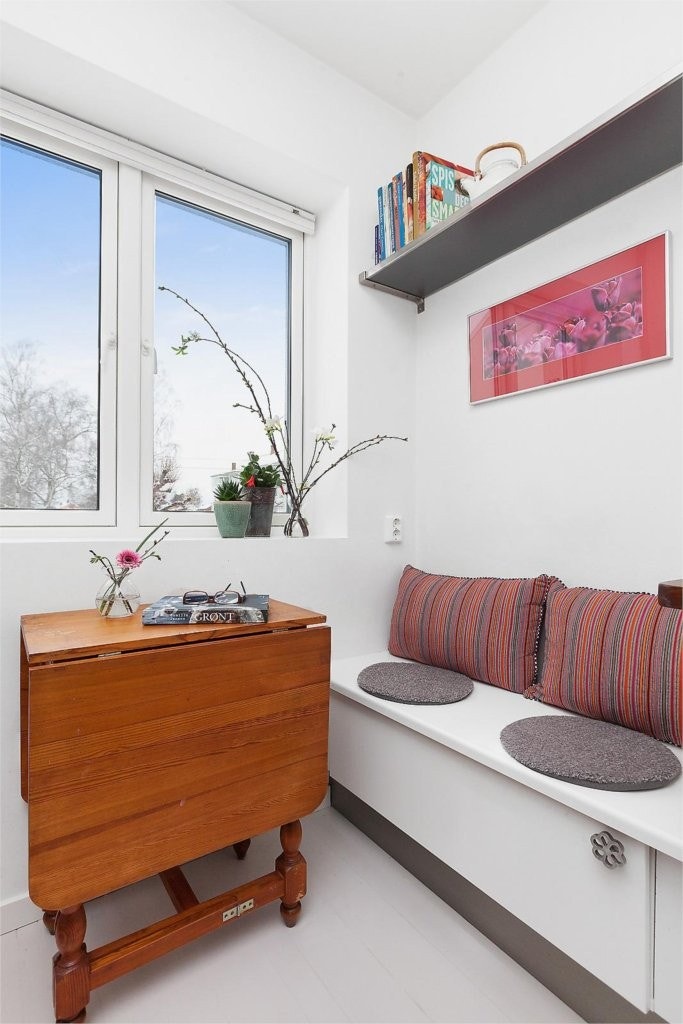 Meget praktisk og hyggelig med fastmontert sittebenk på kjøkkenet ved vindu. (Oppbevaring i sittebenk) Galleribilde