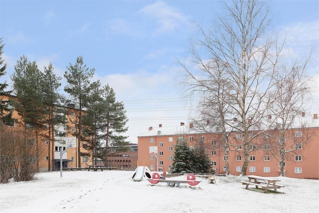 Et særdeles hyggelig borettslag med store grøntområder, lekeplasser og luft mellom blokkene Galleribilde