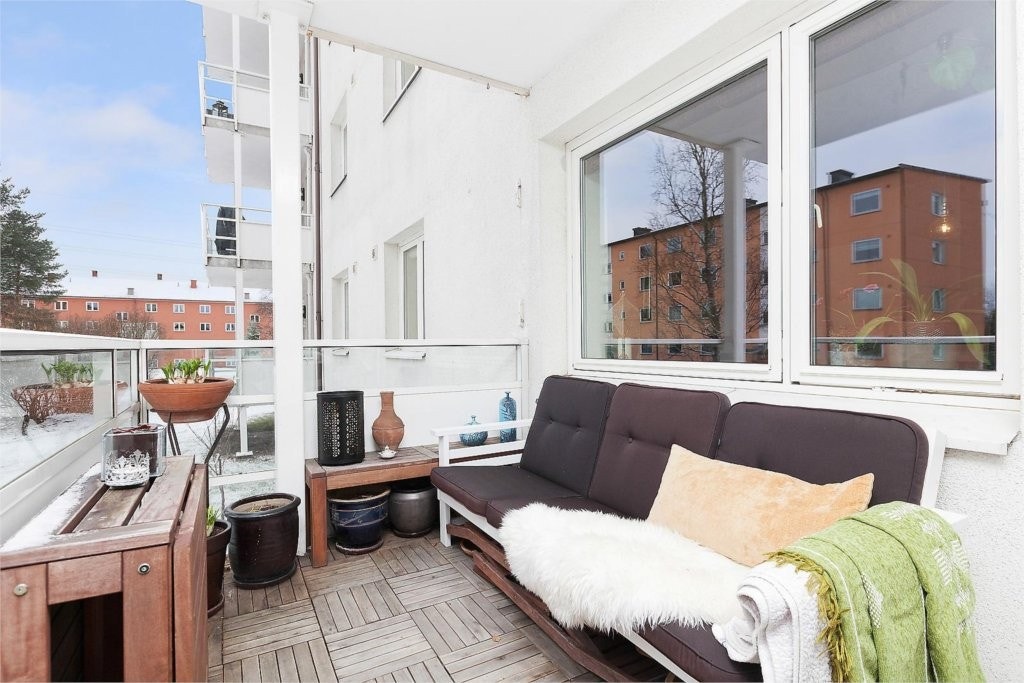 Stor og solrik sydvendt balkong med gode solforhold Galleribilde