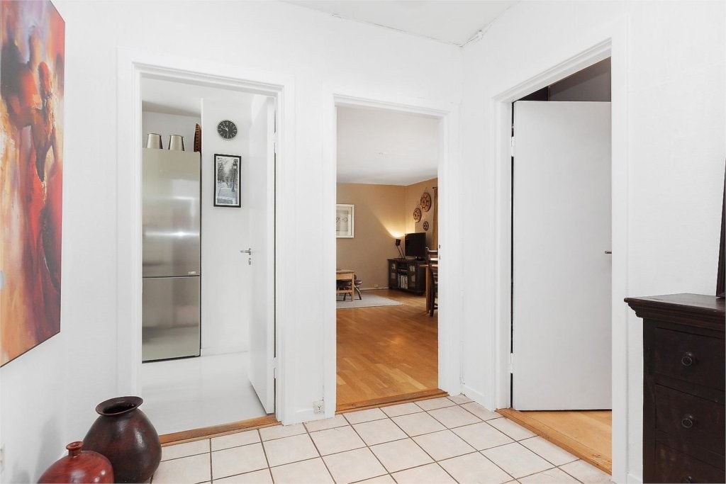 Leiligheten har en romslig og fin gang Galleribilde