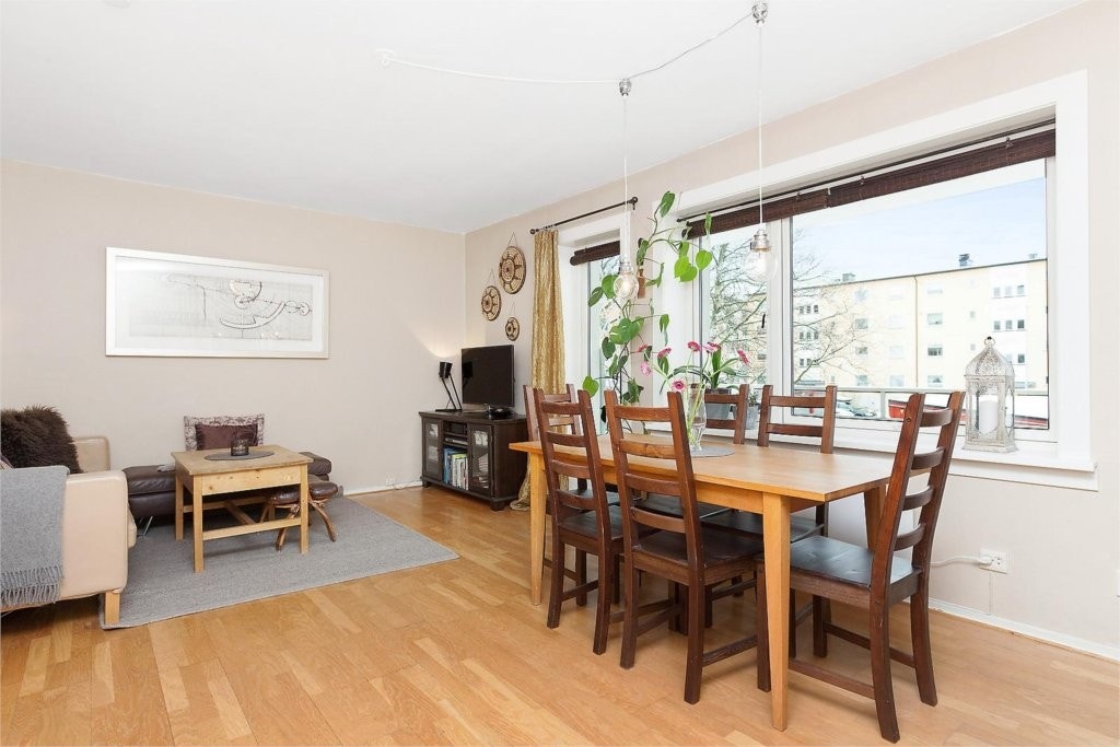 Store vindusflater i stue Galleribilde