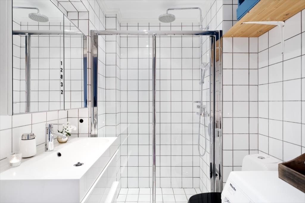 Praktisk dusjplass med skyvedør (Joachim Schala - 920 82 252) Galleribilde