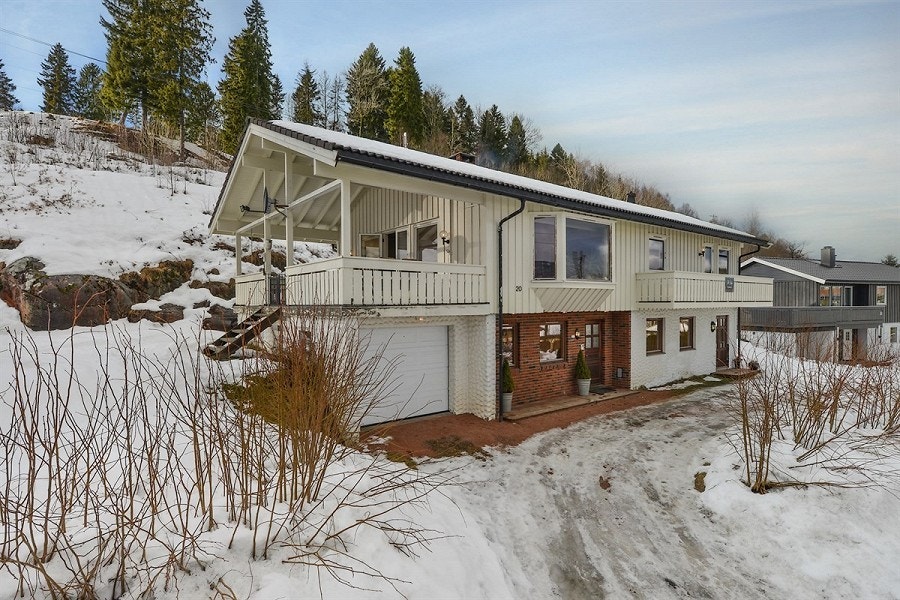 Eldere bilde ! Gårdsplassen er steinbelagt Galleribilde