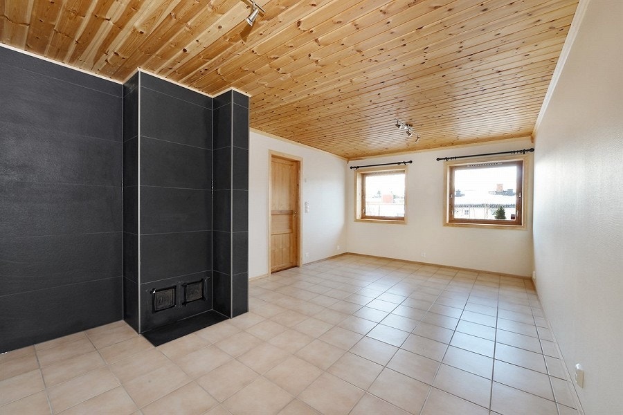 Romet er delt i 2 med lett vegg og dør soverom/gjeste rom 1etg. Galleribilde