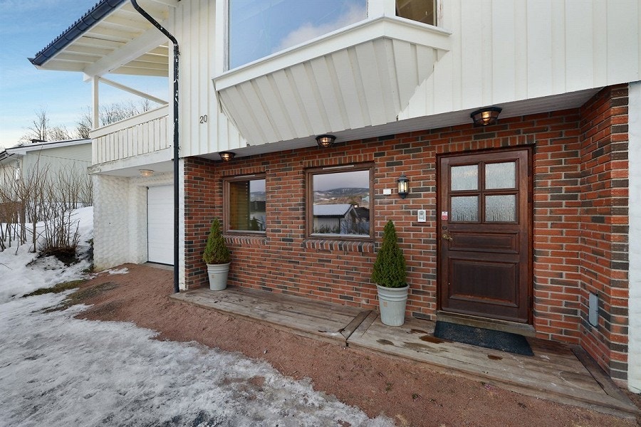 Eldere bilde ! Gårdsplassen er steinbelagt Galleribilde