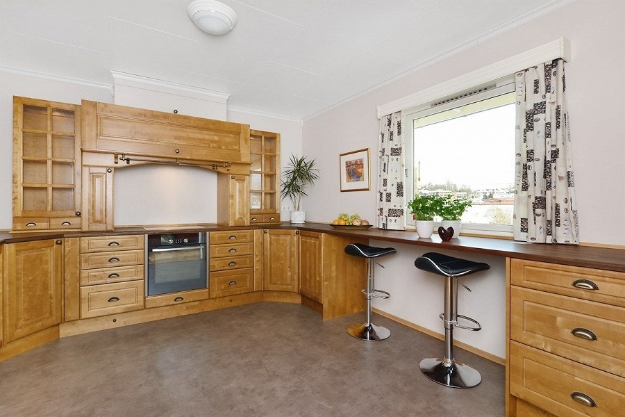 flott finger skjøtet bjørk kjøkken. Galleribilde