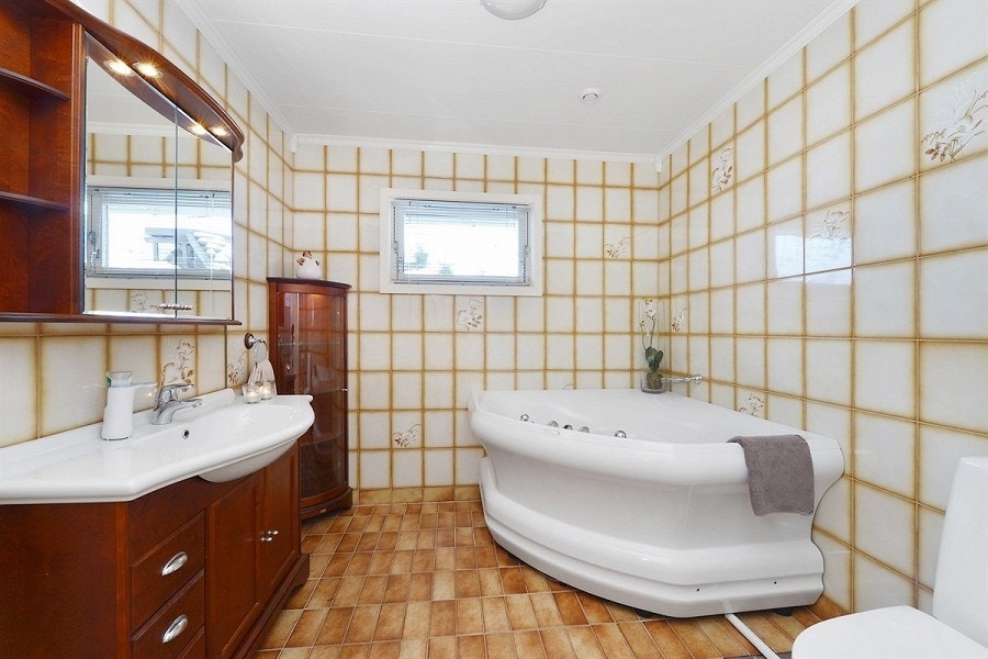 stort bad med dusj kabinett Galleribilde