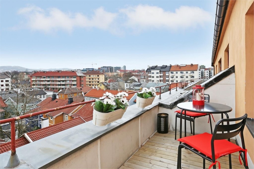 Flott, solrik terrasse med utsikt Galleribilde