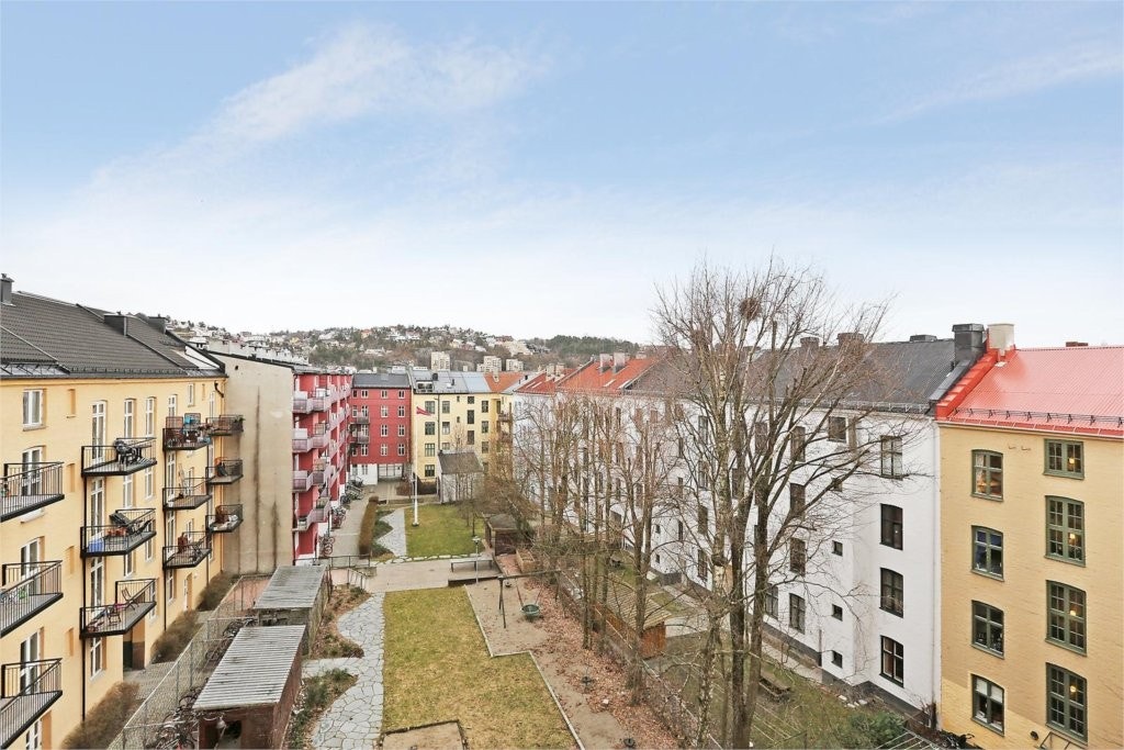 Hyggelig bakgård Galleribilde