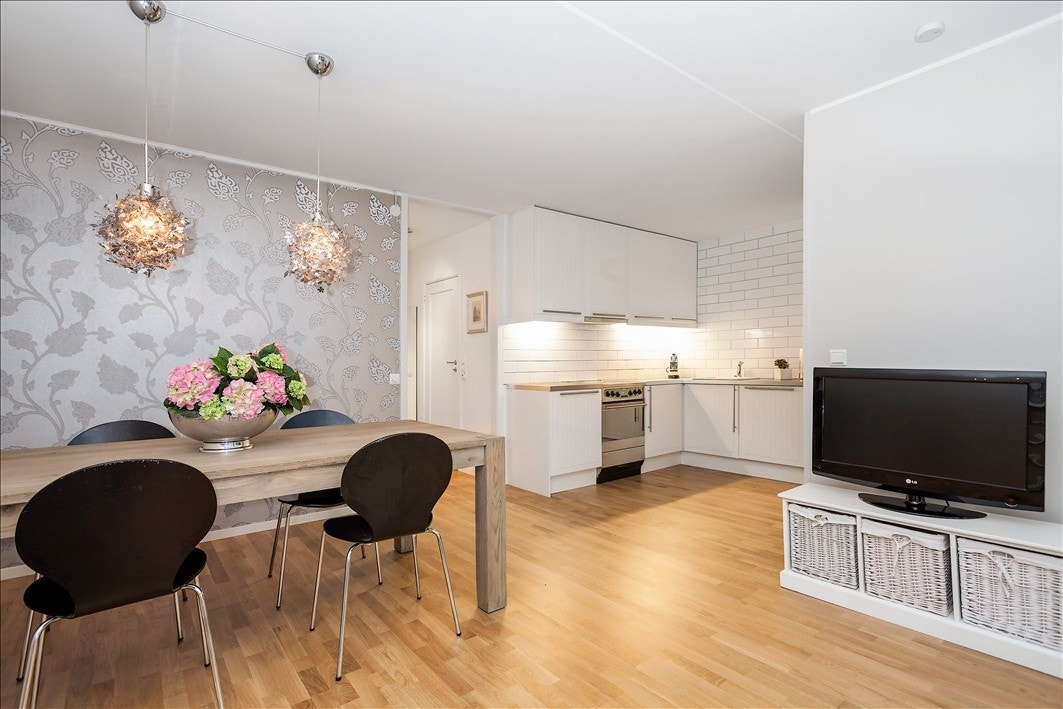 Spisestue/stue og kjøkken i samme stil. Galleribilde