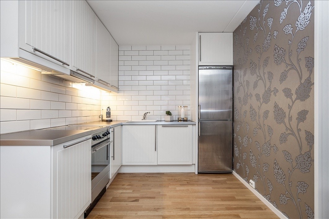 Moderne kjøkken med lekker tapet. Galleribilde