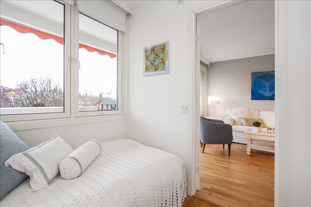 Soverommet med store vindusflater og fint utsyn. Galleribilde