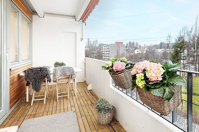 Nordvest-vendt veranda med bra solforhold. Hyggelig utsyn og god plass til utemøbler Galleribilde