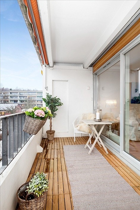 Hyggelig veranda med bred heve-/skyvedør. Galleribilde