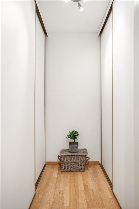 Walk-in closet med store skyvedører, rett fra entré. Galleribilde