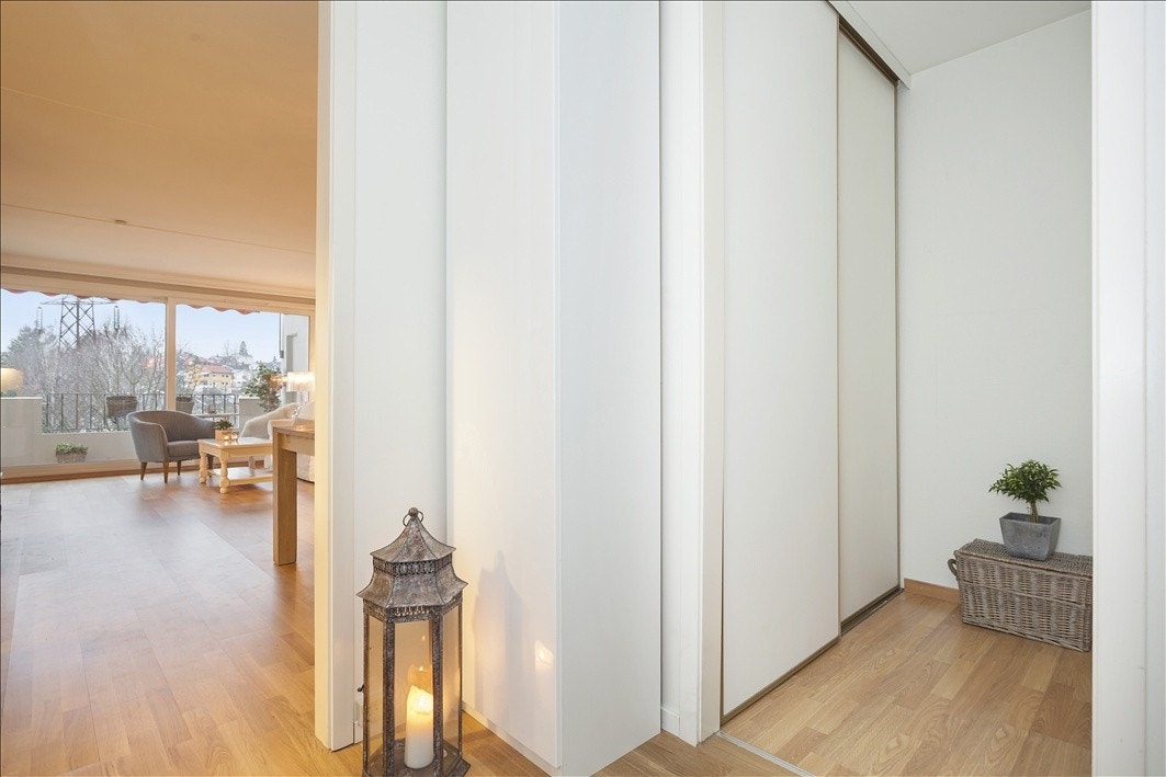 Entré, hvor walk-in closet/garderobe er inn til høyre i bildet, Galleribilde