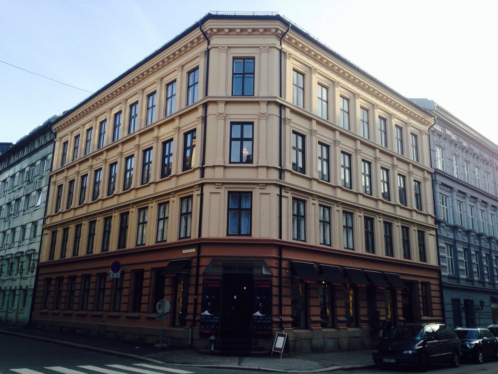 Utvendig fasade med frisørsalong i første etasje Galleribilde