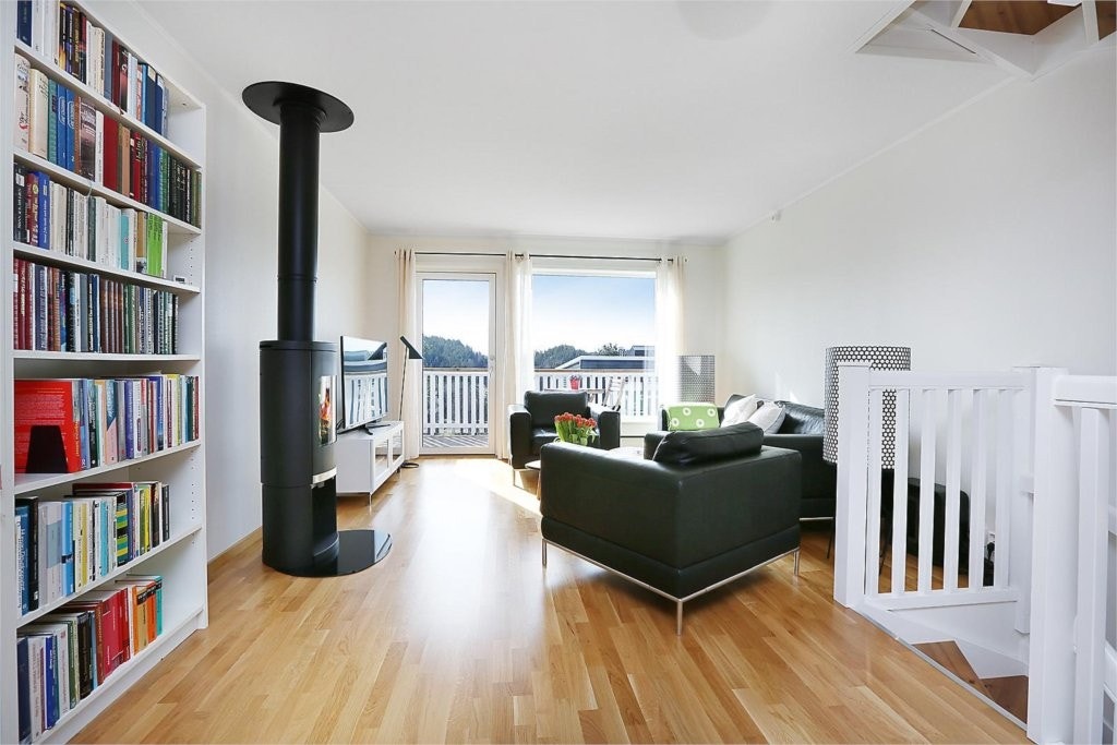 Romslig stue. Galleribilde