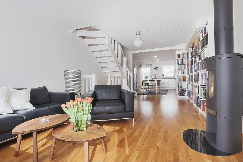 Stue med åpen planløsning mot kjøkken. Galleribilde