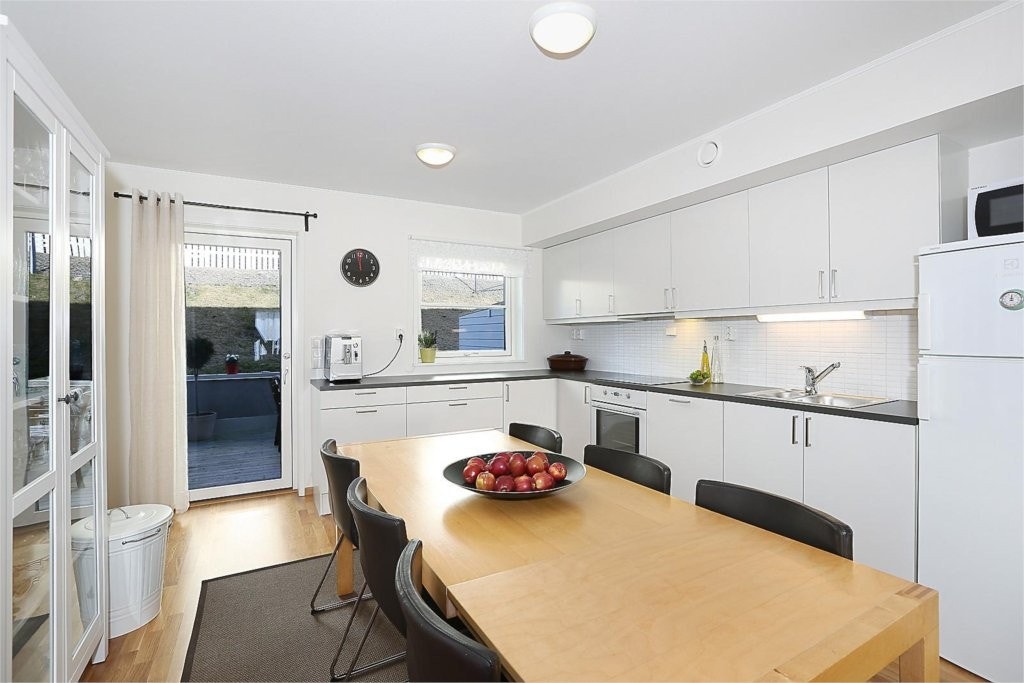 Kjøkken med god benkplass. Galleribilde